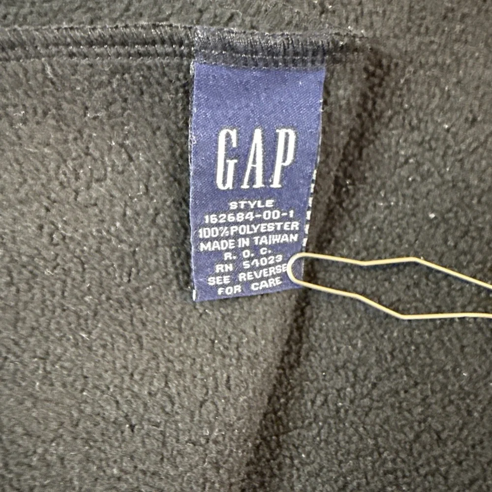 Y2K Gap Scarf Black Fleece, One Size Fits All